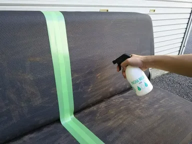 使い方(1) 汚れにアルカリ電解水をたっぷり吹きつける