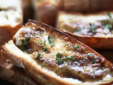 塗って焼くだけでガーリックトーストに