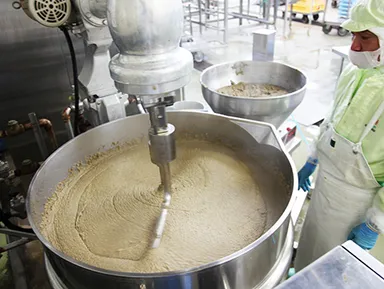 深海で10年近く育った「紅ずわいがに」を丁寧に加工