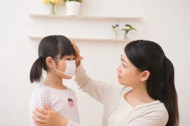 子供の体調を心配する母親(イメージ)