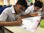 図形の極を学習する生徒たち(DPS Ranchi)