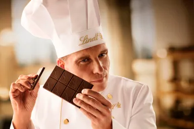 五感を使ったチョコレートのテイスティング(聞く)