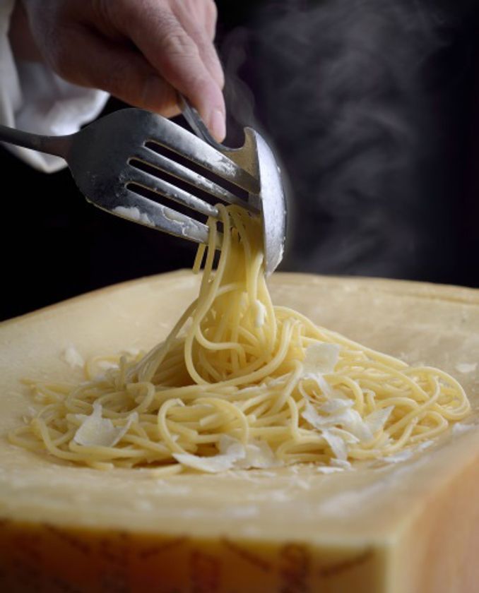 チーズで絡める“フォアボナーラ”、チーズフォンデュが決め手の
ビスク仕立てなどあったかチーズの新作料理が登場
2018年12月1日(土)より
世界バイキング「エトワール」にて冬フェア開催