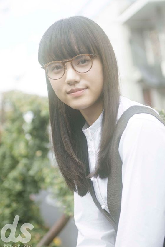 メガネグラビア連載「ビジョメガネ」に
ドラマやCMで活躍中の新進女優・清原果耶が登場