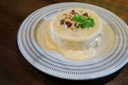 濃厚チーズパンケーキ『スキクイーン』が12月1日から販売　モダンな小石原焼が美味しさをさらに引き立てる！