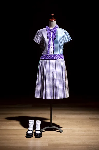 「ぐるぐるカーテン」歌衣装　(C)乃木坂46LLC