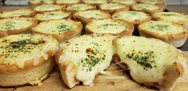 市内20店舗で販売するご当地グルメ「ピザの里」(1)