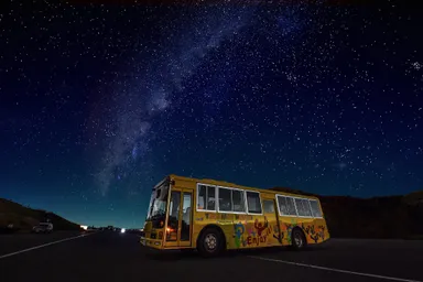 夜のサーキットを走行するバスツアー