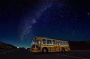 夜のサーキットを走行するバスツアー