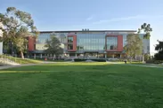 2016年に新設されたウィティア大学の新校舎 木々や芝生の緑が美しい