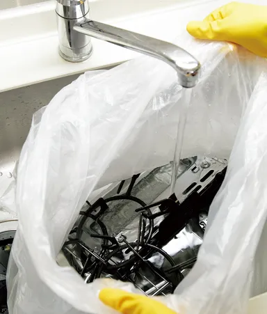 【コツ1】ガスレンジまわりの頑固な汚れは、まとめて〈つけ置き〉するのがかしこい方法