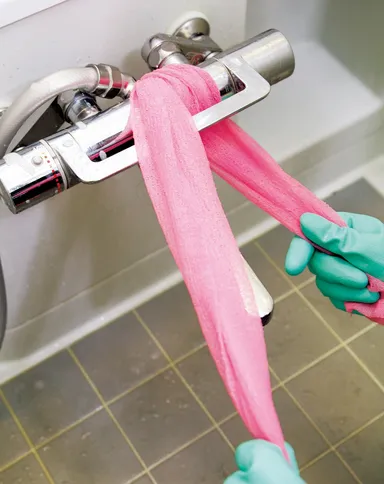 【コツ3】形が複雑なシャワーや水栓の蛇口は〈ナイロンタオル〉でラクラクきれいに