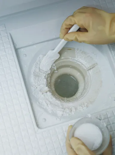 「過炭酸ナトリウム」でカビ対策:浴室の排水口まわり