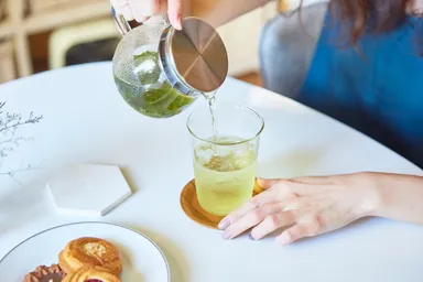 冷たいお茶を入れるシーン