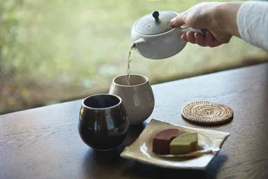 温かいお茶を入れるシーン