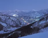 湯沢町の夜間雪景色