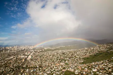 ホノルル上空の虹の様子