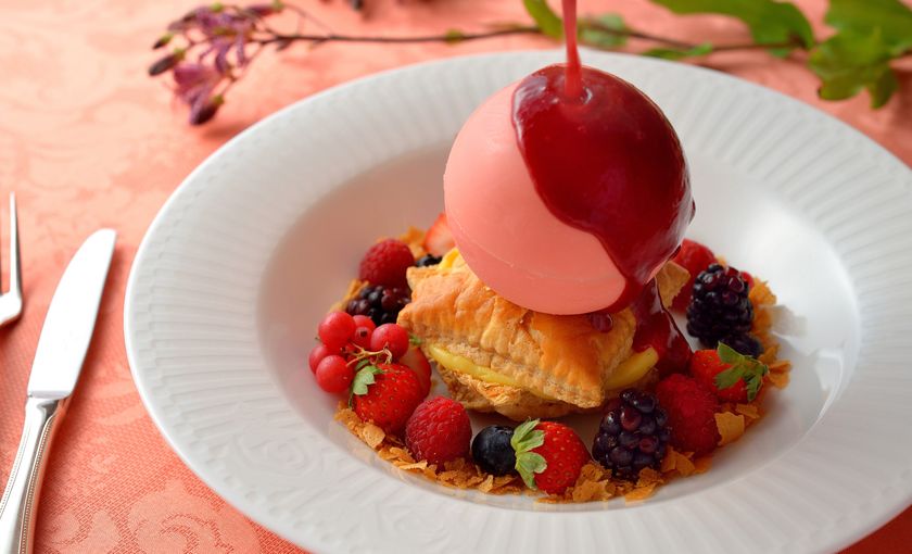 2019ヒット予測に入る注目の第4のチョコレート
ルビーチョコレートを使ったピンク色の球体スイーツ
2018年12月1日（土）より期間限定で販売