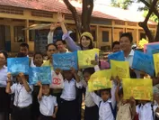 文房具を650名寄付。代表の文が直接カンボジアで手渡し