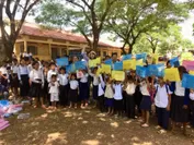 「ロスゼロ」寄贈の文房具を手にするカンボジアの子供たち