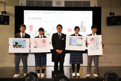 気仙沼市で「チャリティー年賀状」の販売記念イベント開催　地元の小・中学生たちがデザインした原画25作品を展示