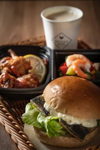 ランチセット(バーガー類＋デリorサラダ１品＋ドリンク)