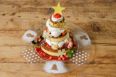 「カフェ アクイーユ」からクリスマスパンケーキが登場！北欧のおもちゃをテーマに苺とヨーグルトクリームを使用