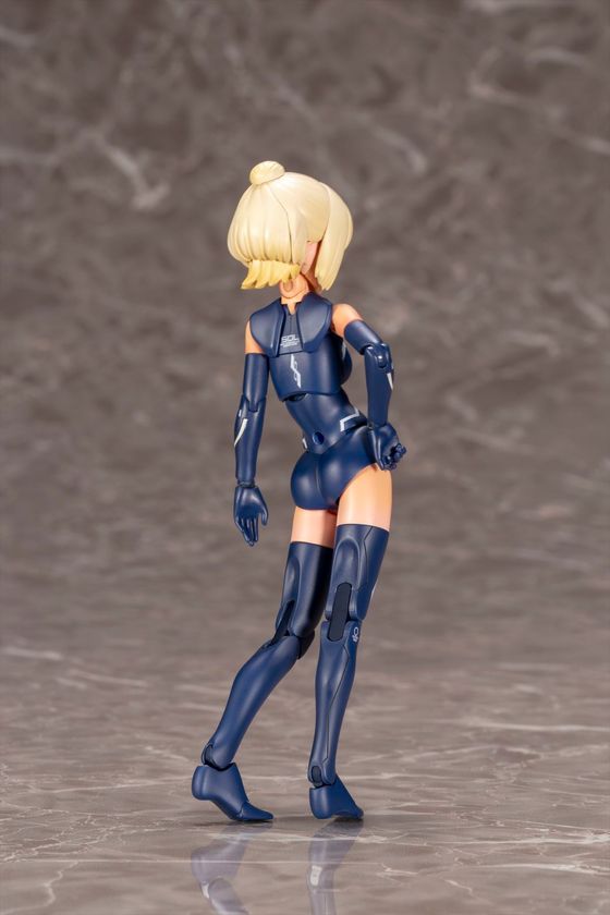 既存のラプターにホーネットのパーツを追加し、カラーリングとデカールを一新した「SOLストライクラプター」！
スマートフォンゲームアプリ『アリス・ギア・アイギス』にてSOLストライクラプター（及びSOLラプター）が使用可能な
専用ギア一式のプレゼントコードも付属する！