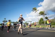 ハワイらしい青空の下を走るランナー