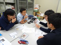 建築学部の学生が中高生の防災活動をユニークにデザイン　～12/20校内防災訓練でオリジナル「防災マニュアル」を活用～