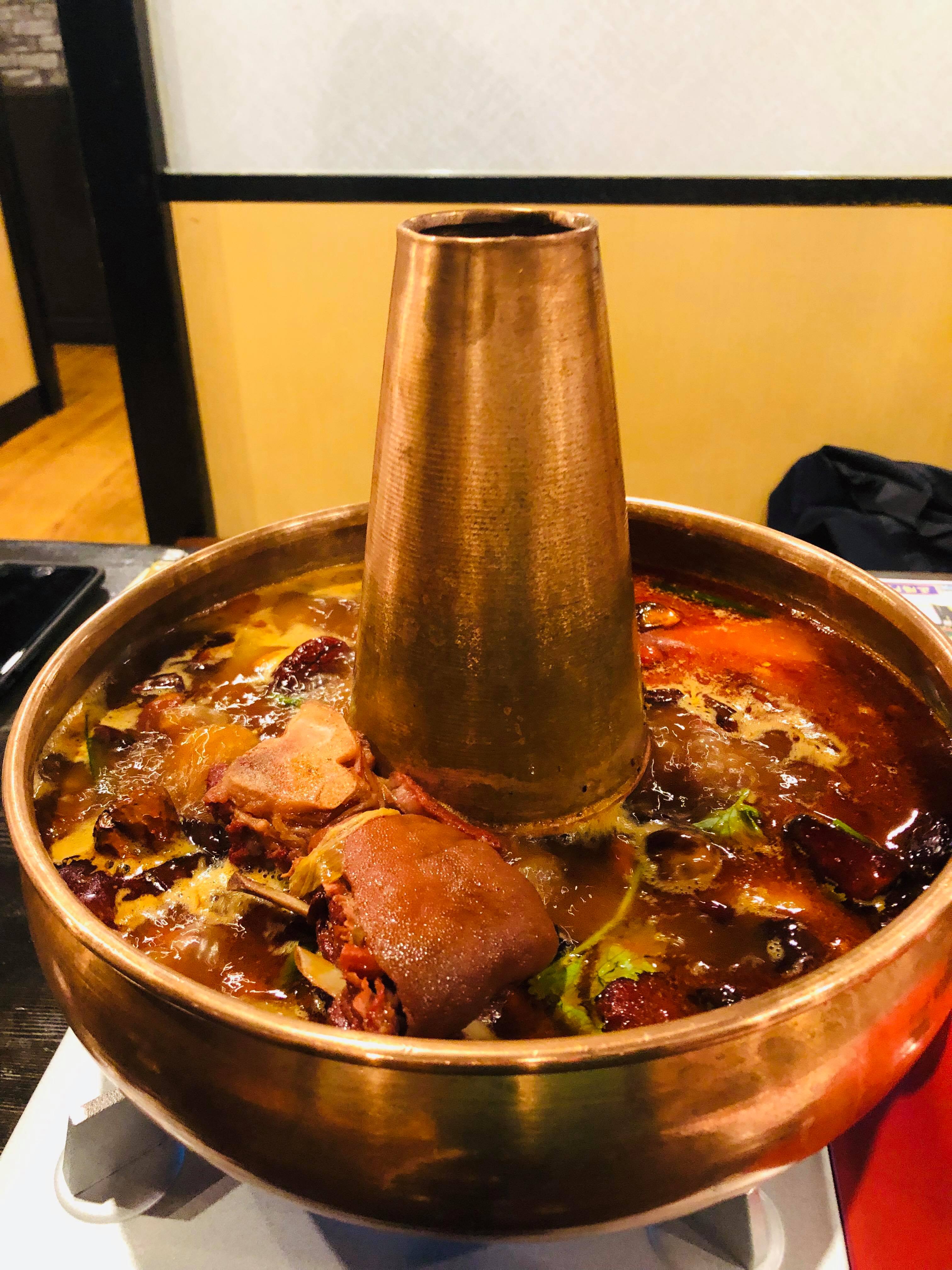 北京の宮廷で愛された景泰藍の火鍋でいただく 「羊肉の 北京の宮廷で愛された景泰藍の火鍋でいただく 「羊肉の