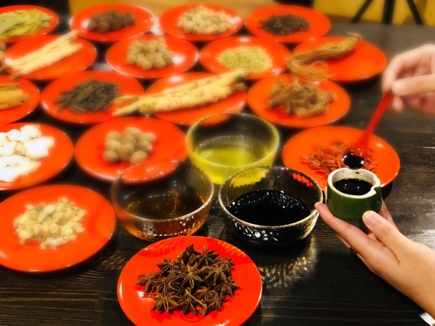 北京の宮廷で愛された景泰藍の火鍋でいただく 「羊肉の 北京の宮廷で愛された景泰藍の火鍋でいただく 「羊肉の