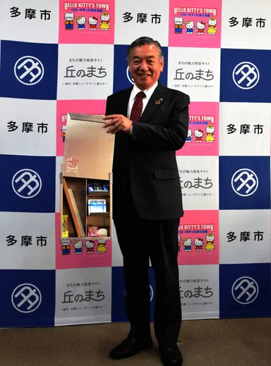 OCCAMOTTI(オカモッティ)を持つ阿部市長