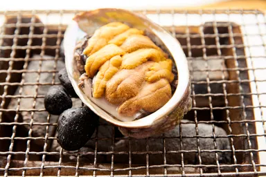 アワビに雲丹をたっぷり乗せた名物“海里焼き”