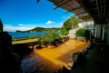 金色に輝く温泉