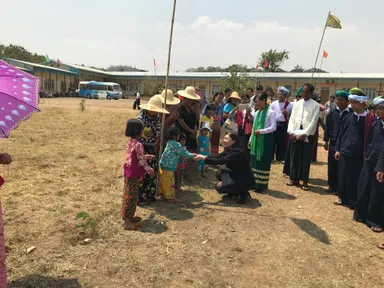 パオ族の子どもたちと握手する代表の玉井 満代
