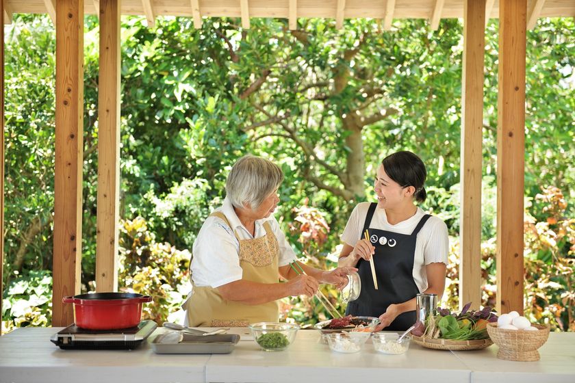 星のや竹富島
おばあに教わる島ごはん
「おばあの島ごはん教室・春」開催
期間：2019年3月21～23日、25日／
4月6日、9～10日、19～20日、23日（全10回）