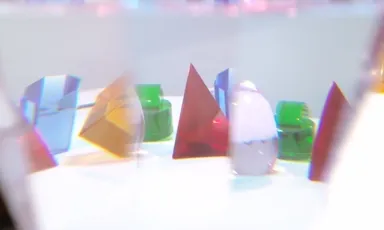 色と形が融合したクリスタルガラスのセラピーツール