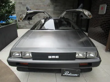 デロリアン DMC-12　ガルウィングドア