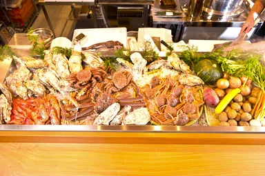 カウンターに並ぶ新鮮食材_3