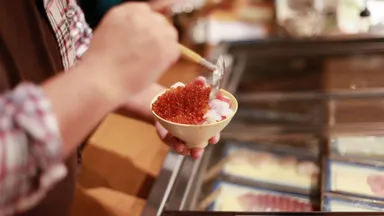 おこもり丼を盛る様子_2