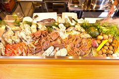 カウンターに並ぶ新鮮食材_3
