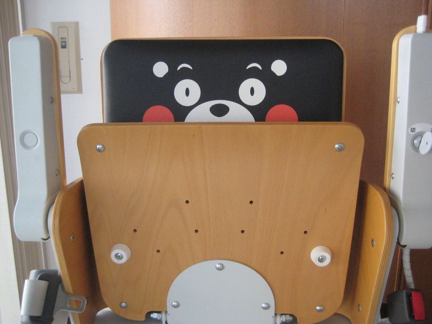くまモンデザインが隠れ・現れる「いす式階段昇降機」50セット限定発売