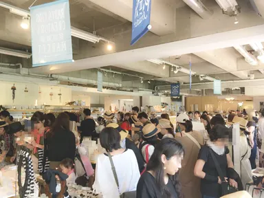 前回の様子。オープン前は整理券待ちのために始発で並ぶものが列をなした