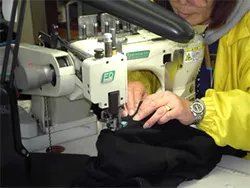 福島の工場で丁寧に縫製しています。