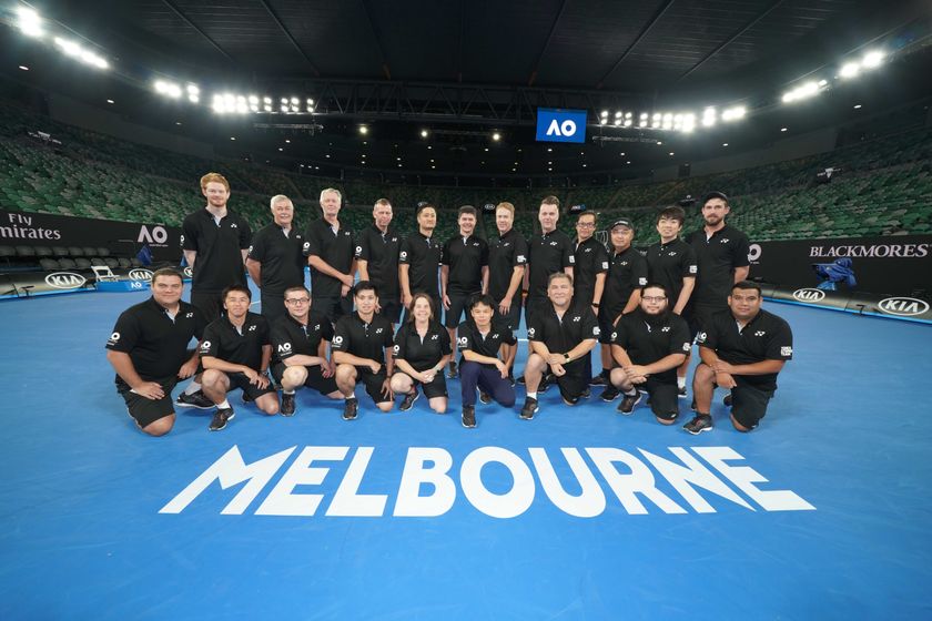 ～トップ選手も認めるストリンギングを
匠の技術で提供～
ヨネックスは4年連続でテニス世界４大大会
「全豪オープンオフィシャルストリンガー」を務めます
