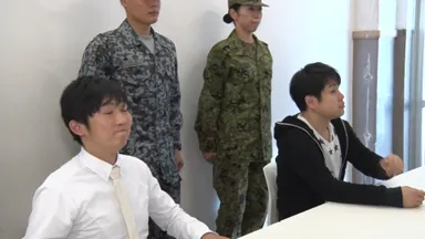 会議室にいるNON STYLEの二人の前に4名の自衛官が迫る！