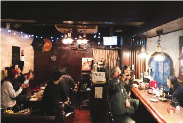 夜は地元の住民とカラオケで盛り上がる