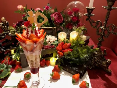 野獣の薔薇の苺パフェ[1,300円]