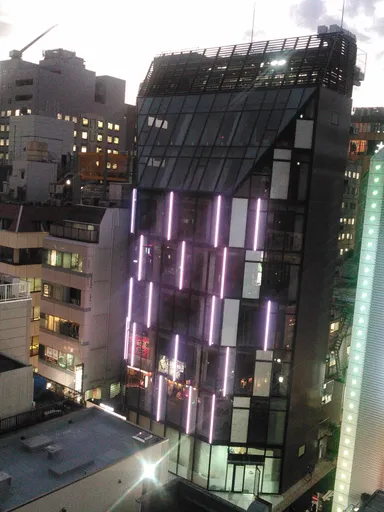 イータス新橋 夜の外観